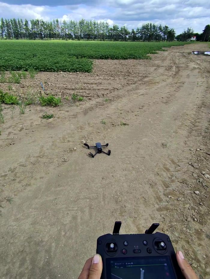 Drone prêt au décollage au bout du rang